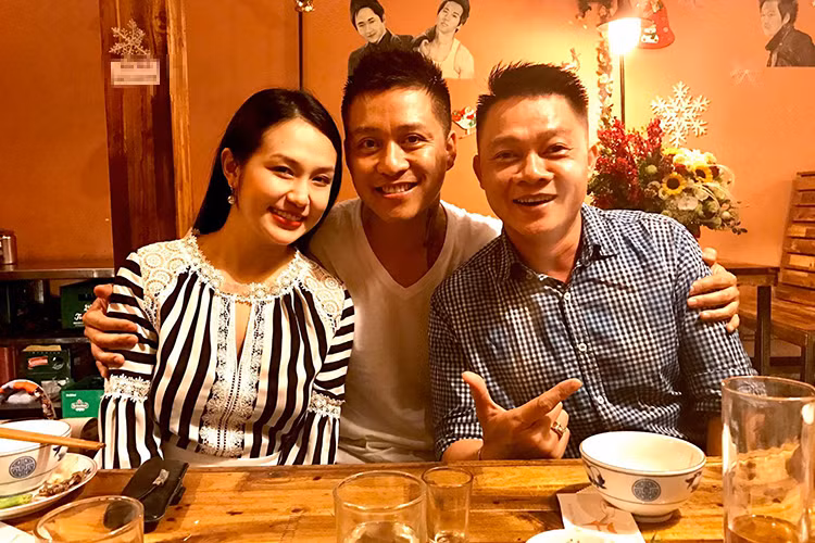 Vo chong Tuan Hung lang man ky niem 3 nam ngay cuoi