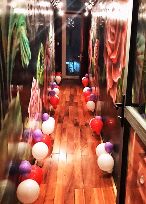 Tiệc kỷ niệm 3 năm ngày cưới của Tuấn Hưng và Thu Hương diễn ra tại một quán ăn của cặp đôi ở Hà Nội. Ảnh: FBVN