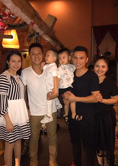 Nhiều bạn bè thân thiết của Tuấn Hưng- Thu Hương đã đến chúc mừng. Trong ảnh, gia đình Tuấn Hưng chụp ảnh vui vẻ cùng gia đình Tú Dưa. Ảnh: FBVN