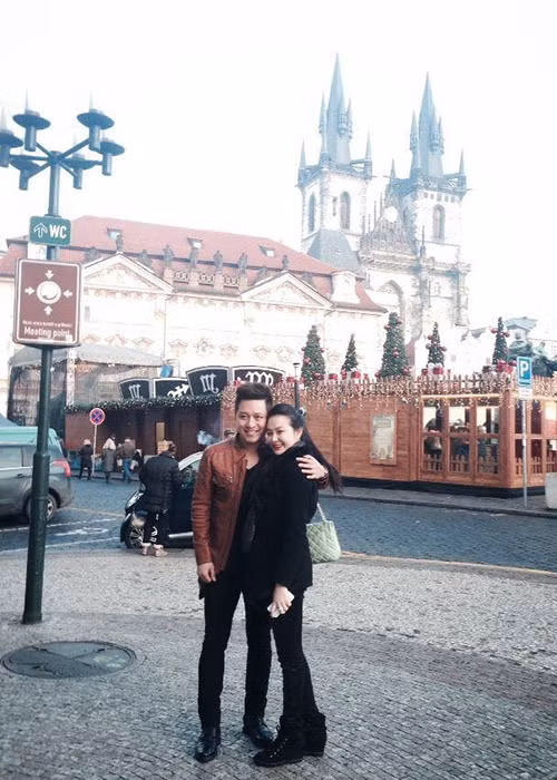 “Giờ thỉnh thoảng lại thích xem lại những bức ảnh của cả 2 thời mới quen nhau vẫn còn tung tăng khắp nơi, giờ đã 2 con rồi”, Thu Hương còn viết. Ảnh: FBNV