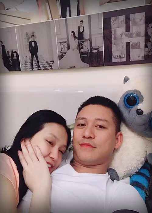 Ngày 17/3 vừa qua, bà xã Tuấn Hưng hạ sinh cô con gái thứ hai. Nam ca sĩ tiết lộ bé nặng 3,18kg, cao 48cm và tên Nguyễn Trần Mỹ Anh (Son). Ảnh: FBNV