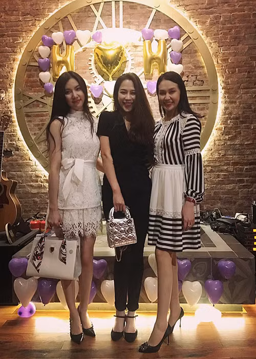 Trên trang cá nhân, bà xã Tuấn Hưng gửi lời cám ơn chồng vì món quà kỷ niệm ngày cưới của hai người. Ảnh: FBVN