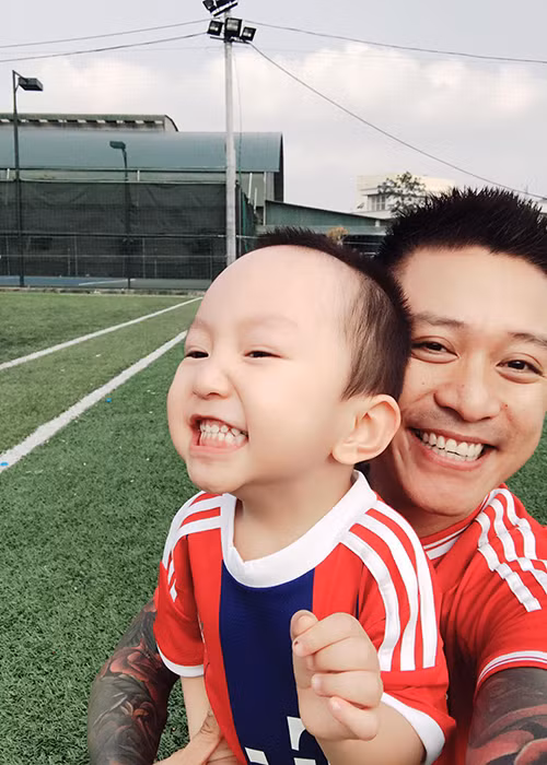 Hình ảnh Tuấn Hưng bên con trai Su Hào vẫn thường xuyên được nam ca sĩ chia sẻ trên trang cá nhân. Ảnh: FBNV