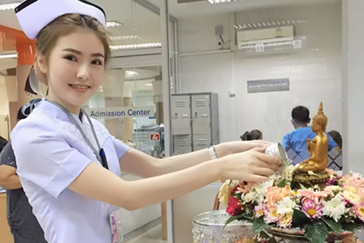 Theo Rocket News, maypimm là một nữ y tá xinh đẹp 24 tuổi, hiện đang làm việc tại bệnh viện tỉnh Mueng Nan, thuộc huyện Nan (Thái Lan).