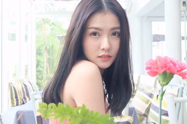 Khi trút bỏ trang phục y tá, maypimm vẫn rất nổi bật với khuôn mặt thánh thiện. Ngoài công việc chính tại bệnh viện, maypimm còn thường xuyên làm mẫu ảnh.