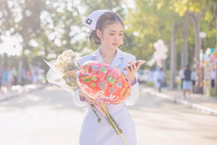 Cô thu hút sự chú ý của các fan hâm mộ trực tuyến vì thường xuyên đăng tải những hình ảnh xinh đẹp của mình trong trang phục nữ y tá.