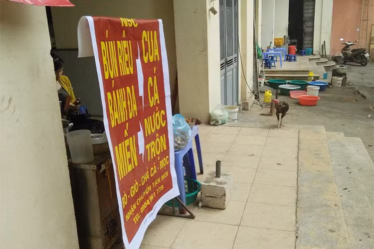 Tại tầng 1 tòa nhà N5C, có 3 quán bún chả, bún cá, bún đậu cùng được mở. Vào giờ cao điểm, khách ăn ở quán đông phải ngồi tràn kín sảnh hành lang. Mỗi quán có khoảng 3 - 4 nhân viên thay nhau bưng bê, đồ đạc được đưa từ trong nhà ra. Tại tòa N5D, không chỉ hành lang tầng 1 mà cả tầng 5 cũng được tận dụng để buôn bán. Khách lên quán ăn đi thang máy chung với cư dân.