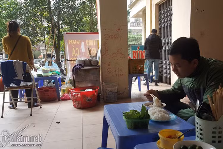 Thay vì có biển quảng cáo, dưới chân các tòa nhà đều được bố trí người mời gọi, hướng dẫn. Ông H. (cư dân chung cư N5D) cho biết, giờ hoàn cảnh khó khăn, các chủ quán đa số là cư dân ở đây nên nhiều hộ cũng nể nang cho mượn không gian chung để họ buôn bán.