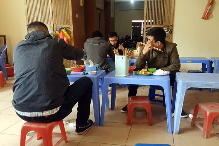 "Các quán ăn chỉ mở trong khoảng từ 10h - 14h, thời điểm cư dân đi làm gần hết nên cũng không ảnh hưởng. Tuy nhiên, lượng khách ra vào khá đông, thêm đó mùi thức ăn, vệ sinh nên về lâu dài khó được các cư dân chấp nhận", lời ông H.