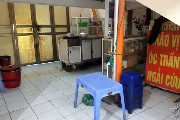 Các chủ quán cũng liên tục than phiền từ khi Hà Nội dẹp vỉa hè, họ phải chuyển vào bán ở hành lang, lượng khách giảm một nửa so với trước kia. Họ biết là bất tiện và cũng phiền đến hàng xóm nhưng không còn cách nào cả.