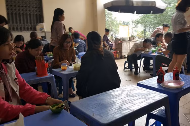 Đối với các thực khách, một vị khách bày tỏ: "Dù biết ngồi ăn chật chội, người ra vào nhiều, chủ quán cũng liên tục giục ăn nhanh để nhường chỗ cho người khác nhưng vì khu vực này ít hàng ăn nên chúng tôi đành vào đây".