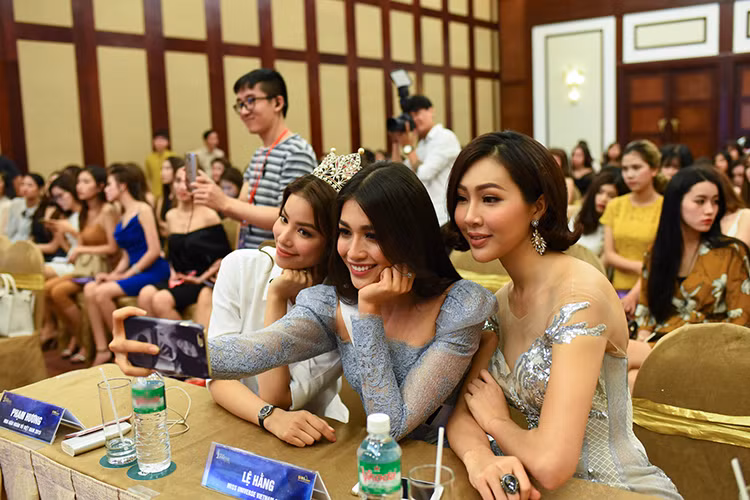 Đều bước ra từ cuộc thi Hoa hậu Hoàn vũ Việt Nam 2015, Phạm Hương, Lệ Hằng và Diệu Ngọc tỏ ra khá thân thiết khi gặp lại.