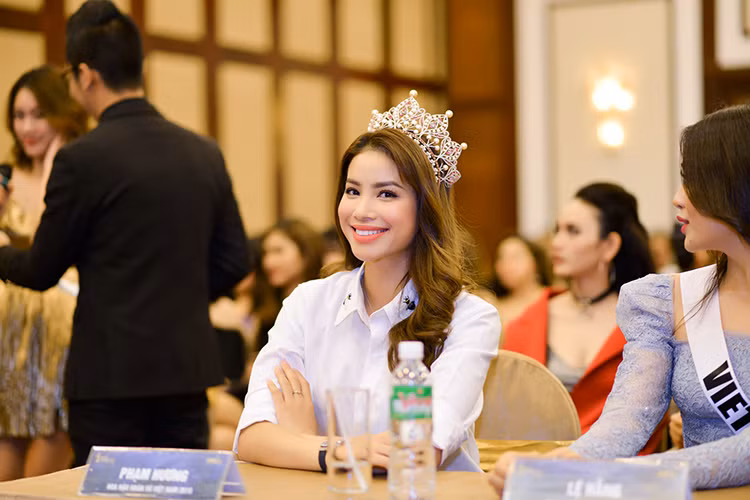 Xuất hiện tại chương trình nằm trong khuôn khổ cuộc thi Hoa hậu Hoàn vũ Việt Nam 2017, Phạm Hương diện trang phục giản dị với áo sơ mi trắng kết hợp với quần jeans.