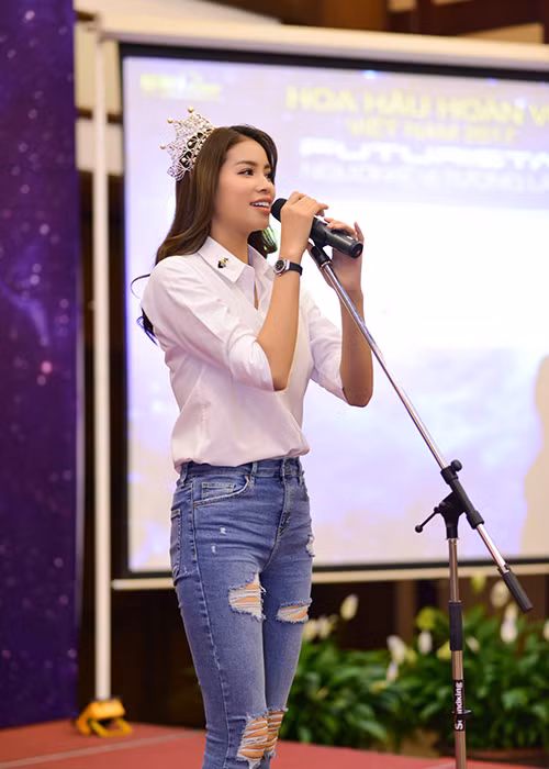 Phạm Hương còn chân thành chia sẻ những cảm xúc và bài học đắt giá bản thân đã từng trải qua sau khi chinh chiến qua nhiều cuộc thi sắc đẹp.