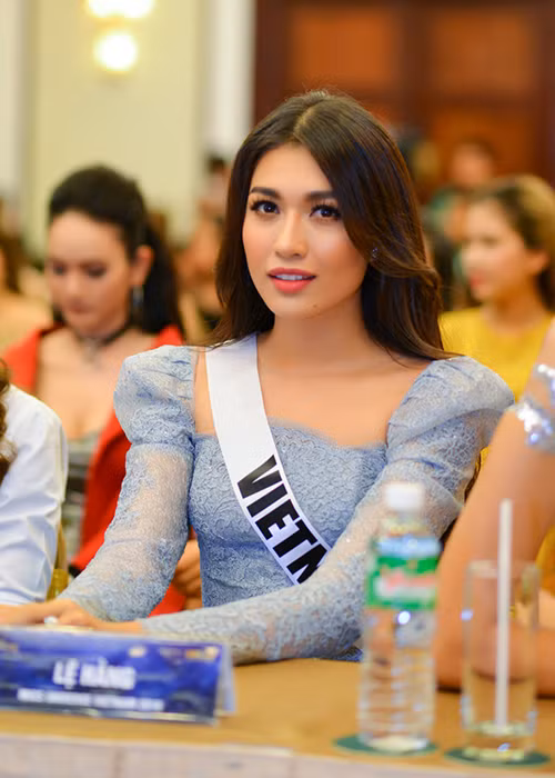 Giống Phạm Hương, Lệ Hằng cũng giữ vai trò đồng hành xuyên suốt cùng các hoạt động của Hoa hậu Hoàn vũ Việt Nam 2017 trong việc tìm ra người kế vị tương lai.