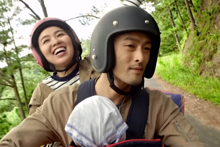 Từ một người chỉ biết đánh đấm, giờ đây nhân vật của Jonnny Trí Nguyễn phải tập cách làm vú em. Điều này khiến anh liên tục rơi vào những tình huống dở khóc dở cười.