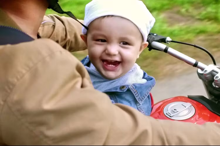 Trên đường lẩn tránh xã hội đen, nhân vật của Jonnny Trí Nguyễn đã có một cuộc gặp gỡ định mệnh với một em bé siêu đáng yêu.