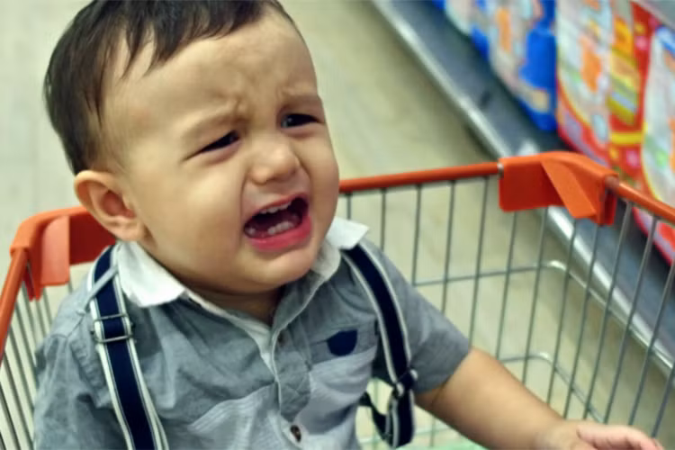 Trong phim, Johnny Trí Nguyễn làm “vú em” bất đắt dĩ cho một nhóc tì đáng yêu.