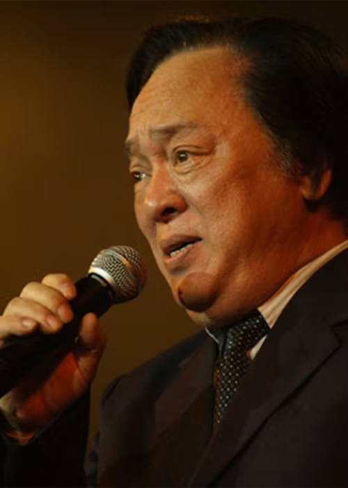 Nghệ sĩ Trung Kiên sinh năm 1939 tại Kiến Xương, Thái Bình. Năm 2001, ông được phong tặng danh hiệu nghệ sĩ nhân dân và còn có học vị giáo sư. NSND Trung Kiên từng làm chính khách. Ông đã giữ chức vụ Thứ trưởng Bộ Văn hóa, Thông tin (nay là Bộ Văn hóa, Thể thao và Du lịch) từ năm 1992 cho đến khi nghỉ hưu vào năm 2001. Ảnh: Zing