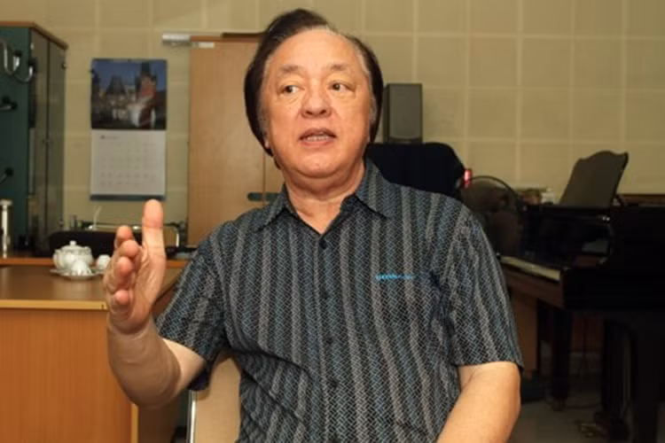 NSND Trung Kiên thuộc thế hệ đầu tiên của Học viện Âm nhạc Quốc gia và là lớp ca sĩ thành danh của dòng nhạc cách mạng thời kỳ kháng chiến chống Mỹ cứu nước và thời kỳ sau giải phóng miền Nam. Ông sở hữu giọng ca nam cao ấn tượng và trình diễn thành công nhiều ca khúc: “Tình ca”, “Việt Nam trên đường chúng ta đi”, “Gặp nhau trên đỉnh Trường Sơn”, “Chào sông Mã”....Ảnh: Giáo dục Việt Nam