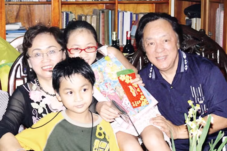 Sau khi người vợ đầu tiên qua đời, Quốc Trung ly hôn với Thanh Lam, nghệ sĩ Trung Kiên giúp đỡ Quốc Trung chăm sóc 2 cháu: Thiện Thanh và Quang Đăng. Ảnh: Gia đình và xã hội