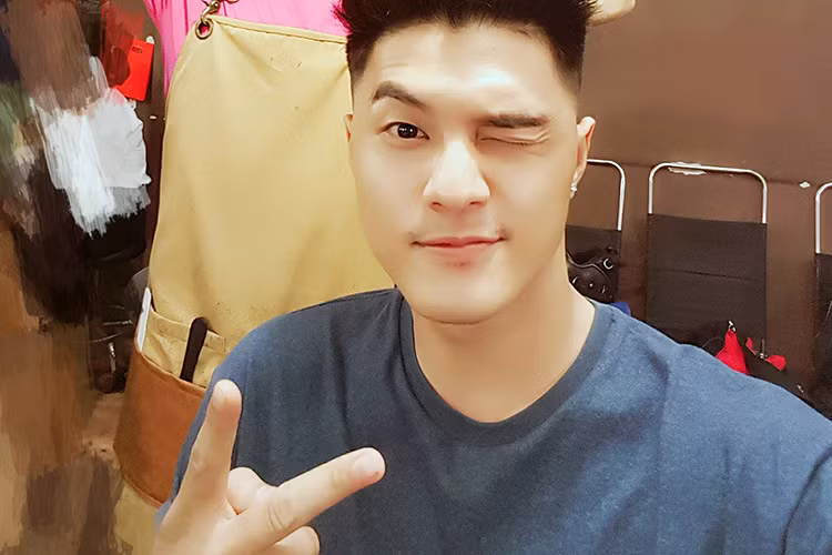 Tuy nhiên, rất tôn trọng các thành viên trong đội nên nam vũ công nhanh chóng lấy lại tinh thần và tiếp tục làm biên đạo cho nhóm của anh tại The Remix. Ảnh: FBNV