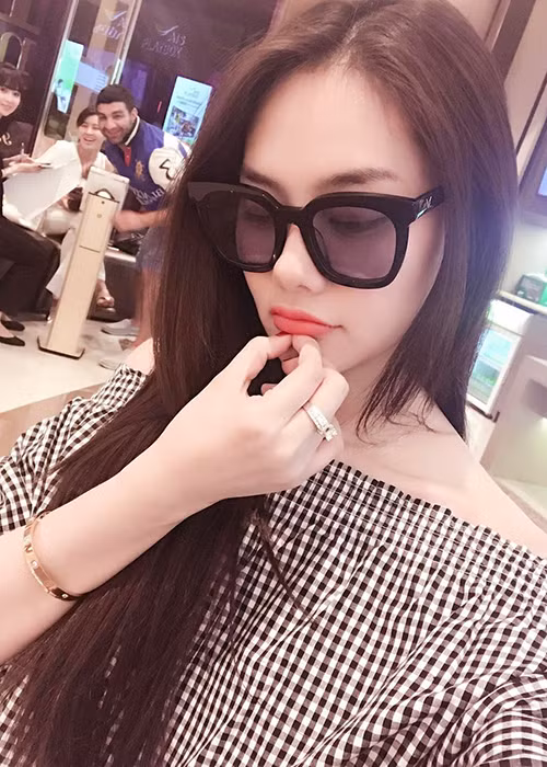 Linh Chi từng bức xúc đáp trả những ý kiến chỉ trích của cư dân mạng. Tuy nhiên, gần đây, cô khá im hơi lặng tiếng. Ảnh: FBNV