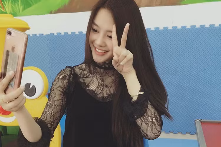 Trên trang cá nhân, Linh Chi chia sẻ hình ảnh vui vẻ ở đời thường và trong công việc mặc những gạch đá từ dư luận. Cô cũng không đả động đến Lâm Vinh Hải. Ảnh: FBNV