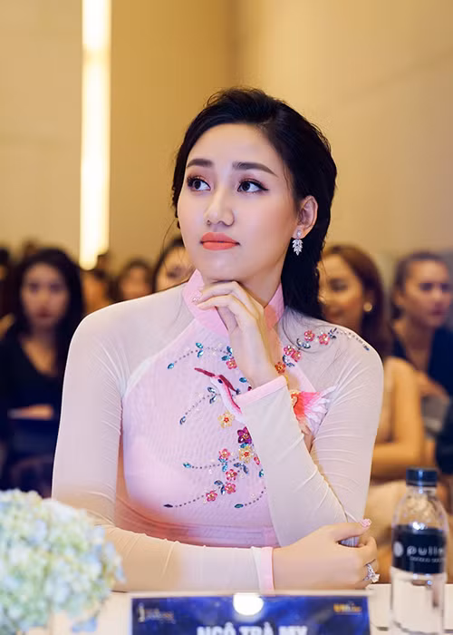 Tái xuất tại sự kiện, Á hậu Trà My gây ấn tượng bởi sự tươi trẻ cùng vóc dáng thon thả dù đã là gái một con.