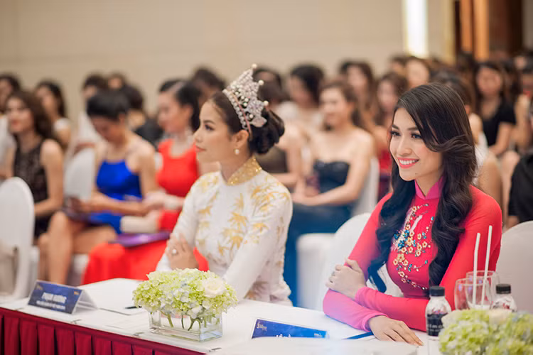 Á hậu Lệ Hằng cũng xuất hiện tại sự kiện với vai trò người đồng hành. Cô chia sẻ những kỷ niệm đẹp về khoảng thời gian tham gia Hoa hậu Hoàn vũ Việt Nam 2015.