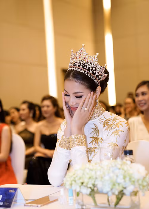 Tại sự kiện, Phạm Hương ngại ngùng chia sẻ cô vẫn còn đang độc thân và chưa biết bao giờ lấy chồng.