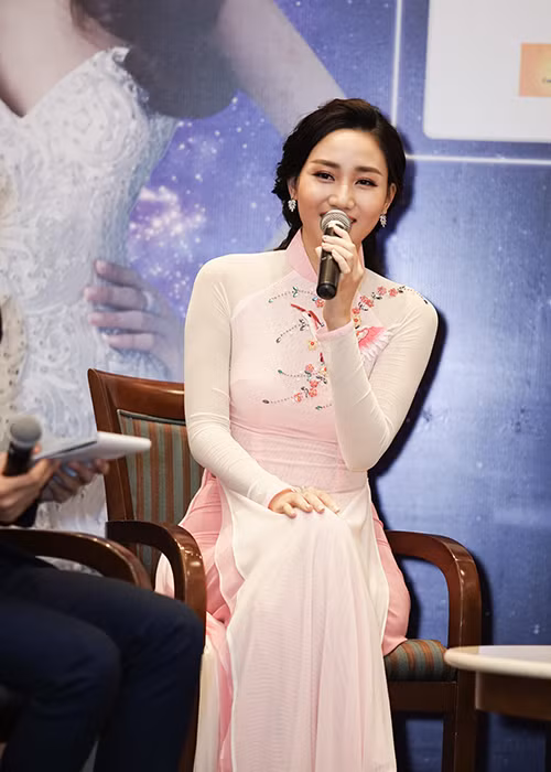 Trà My cho biết cô rất hạnh phúc khi có dịp hội ngộ cùng Hoa hậu Phạm Hương và Á hậu Lệ Hằng đồng thời chia sẻ, chặng đường tham gia cuộc thi đã giúp cô trở thành cô gái chín chắn và trưởng thành hơn.