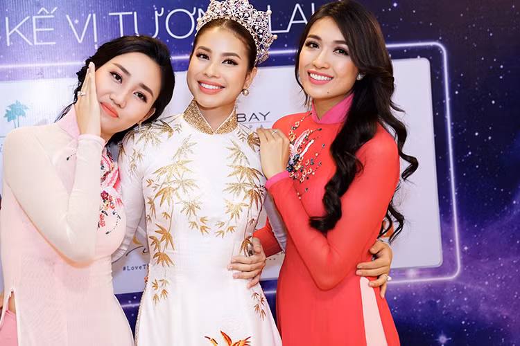 Phạm Hương, Lệ Hằng và Trà My vui vẻ hội ngộ. Sau cuộc thi Hoa hậu Hoàn vũ Việt Nam 2015, mỗi người rẽ một hướng khác nhau.