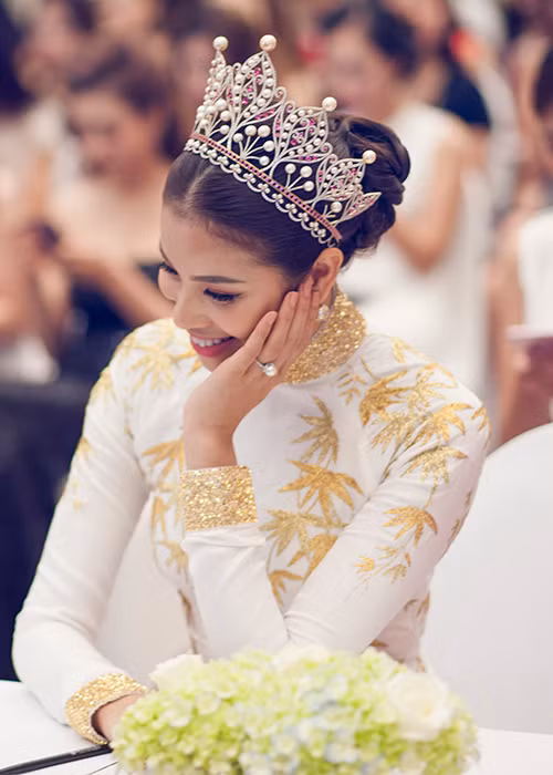 Mới đây, Hoa hậu Phạm Hương xuất hiện tại Hà Nội tham gia một sự kiện nằm trong khuôn khổ cuộc thi Hoa hậu Hoàn vũ Việt Nam 2017 với vai trò người đồng hành.