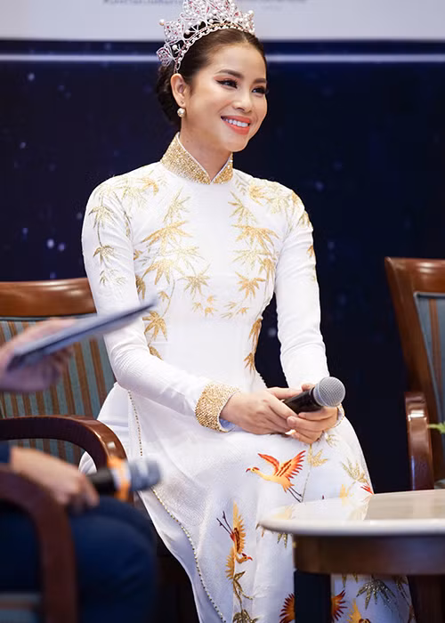 Phạm Hương còn động viên các thí sinh nên mạnh dạn tìm kiếm cơ hội cho mình vì tham gia cuộc thi sẽ là dịp để các thí sinh trải nghiệm và định hướng, phát triển được sự nghiệp.