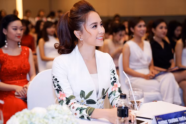 Á hậu Dương Trương Thiên Lý tham gia sự kiện với vai trò giám đốc quốc gia của cuộc thi Hoa hậu Hoàn vũ Việt Nam 2017.