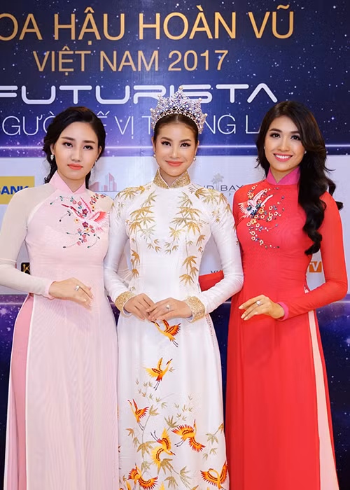 Xuất hiện tại sự kiện, top 3 Hoa hậu Hoàn vũ Việt Nam 2015: Phạm Hương, Lệ Hằng và Trà My đồng loạt diện áo dài truyền thống.