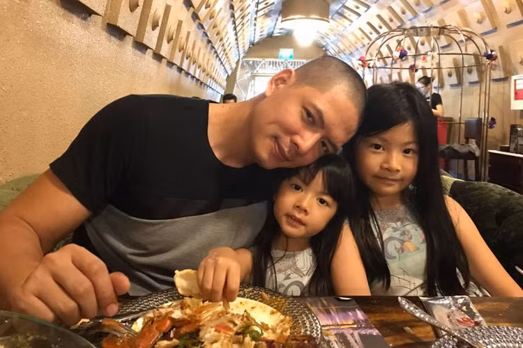 Diễn viên kiêm MC Bình Minh lại dành ngày nghỉ lễ bên hai cô con gái. Cả hai nhóc tì nhà nam MC vốn rất quấn bố. Ảnh: FBNV