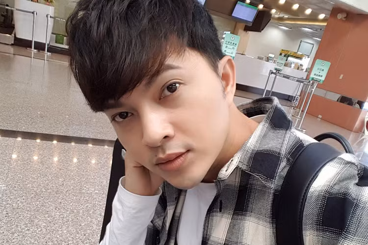 Ca sĩ Nam Cường vừa bắt chuyến bay đi Đài Loan để gặp khán giả Việt kiều ở đây trong đợt nghỉ lễ 30/4 năm nay. Ảnh: FBNV