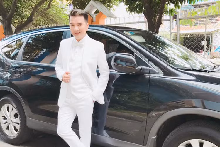 Dịp nghỉ lễ 30/4 - 1/5, Đàm Vĩnh Hưng vẫn chạy show như bình thường. Tối nay, anh có mặt tại một phòng trà ở Đà Nẵng. Ảnh: FBNV