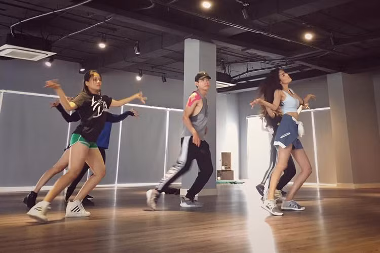 Siêu mẫu Lan Khuê cũng chăm chỉ làm việc. Cô vừa mới khoe hình ảnh tập luyện cùng vũ công Quang Đăng. Ảnh: FBNV