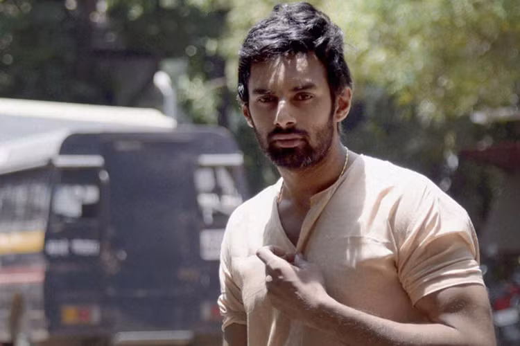 Tháng 7/2016, Raul bị bắt gặp đi chơi tối tại một hộp đêm. Điều đáng nói, anh tay trong tay với một phụ nữ khác chỉ sau 3 tháng bạn gái qua đời. Dư luận Ấn Độ lập tức chỉ trích Rahul bạc tình và chỉ giỏi đóng kịch. Ảnh: Midday