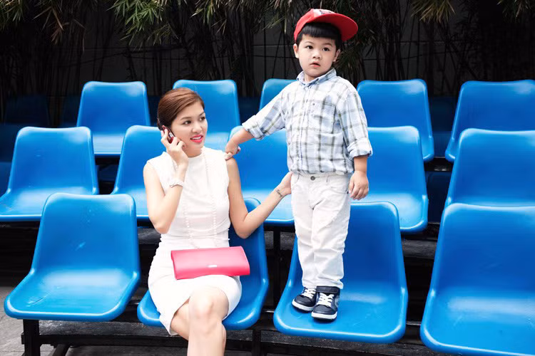 Hiện tại, Oanh Yến lao vào kiếm tiền với lịch trình dày đặc: sáng tham gia các khóa học, chiều làm thêm các công việc tại gia, tối đi diễn show. Dù bận rộn nhưng cô vẫn dành nhiều thời gian cho hai nhóc tỳ của mình. Ảnh: Tiên Nguyễn