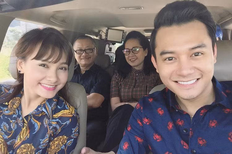 Nhờ diễn chung với nghệ sĩ Lan Hương, Bảo Thanh học hỏi được nhiều điều từ diễn xuất đến giọng nói. Ảnh: FBNV