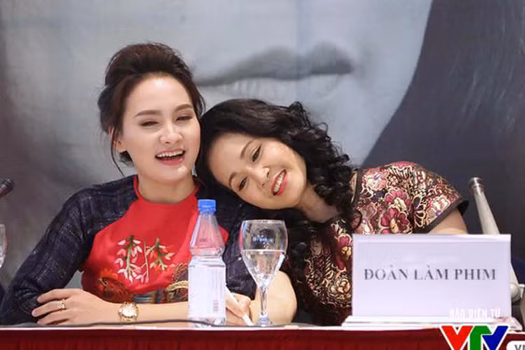 Nghệ sĩ Lan Hương còn nhiệt tình giúp Bảo Thanh lồng tiếng chuẩn cho nhân vật Cynthia trong bộ phim “Tuổi thanh xuân 2”. Ảnh: FBNV