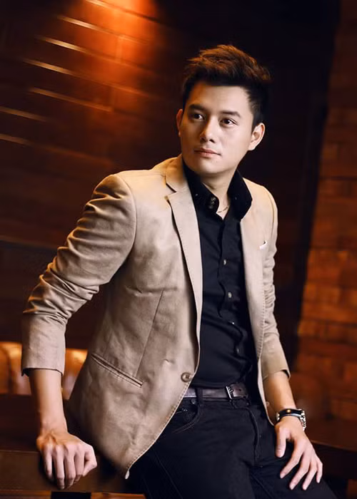 Anh Dũng có lợi thế là vẻ ngoài điển trai và được đào tạo diễn xuất bài bản nhưng vẫn khá bỡ ngỡ bởi kinh nghiệm còn ít. Tuy nhiên, Anh Dũng dễ dàng nhập vai nhân vật Bảo Khánh bởi có tính cách ở ngoài đời khá tương đồng với nhân vật này. Ảnh: Dân Việt