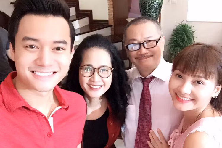 Căng thẳng trên phim nhưng ở ngoài đời, mối quan hệ giữa Bảo Thanh và nghệ sĩ Lan Hương luôn vui vẻ, thân thiết. Ảnh: FBNV