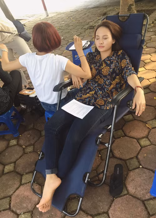 Bảo Thanh tranh thủ chợp mắt trong khi chờ tới lượt quay. Ảnh: FBNV