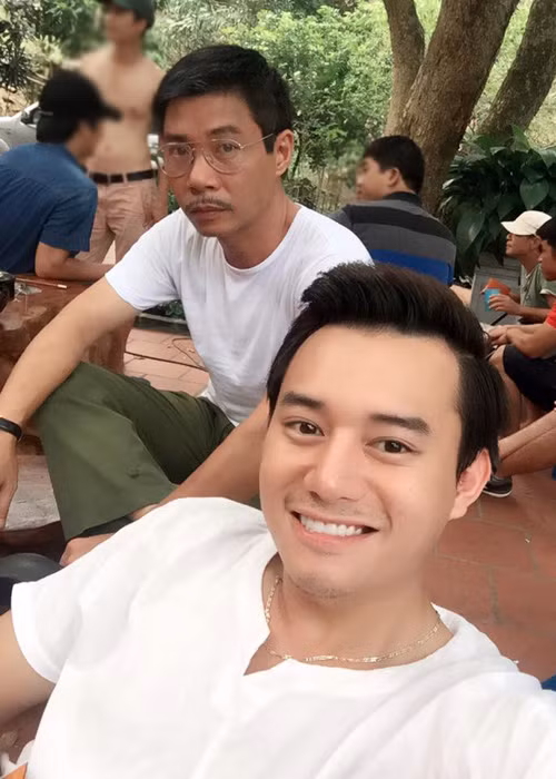 Diễn viên Anh Dũng đóng vai nam chính Thanh - người bị mắc kẹt trong mâu thuẫn giữa mẹ và vợ - thường xuyên ghi lại hình ảnh của mình ở hậu trường phim. Ảnh: FBNV