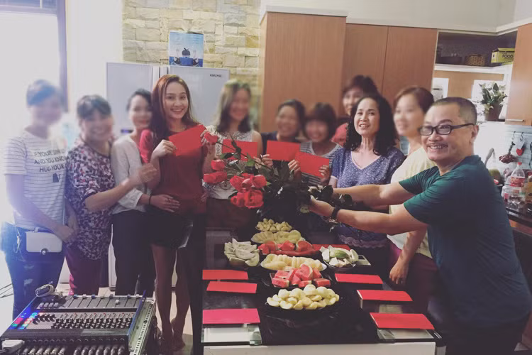 Dàn nữ diễn viên phim "Sống chung với mẹ chồng" hạnh phúc nhận hoa và quà nhân ngày Phụ nữ Việt Nam 20/10 ngay trên phim trường. Ảnh: FBNV